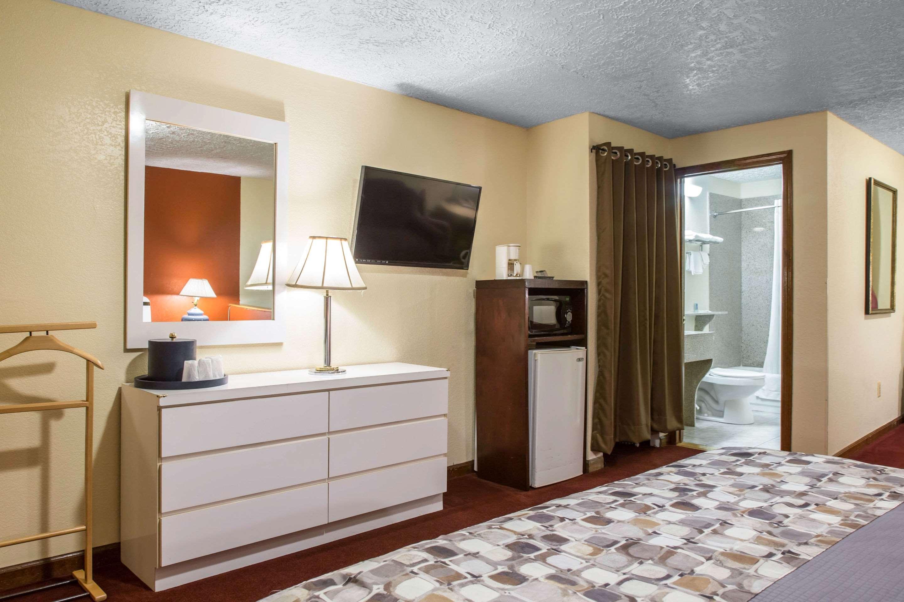 Rodeway Inn & Suites Branford - Guilford Екстериор снимка