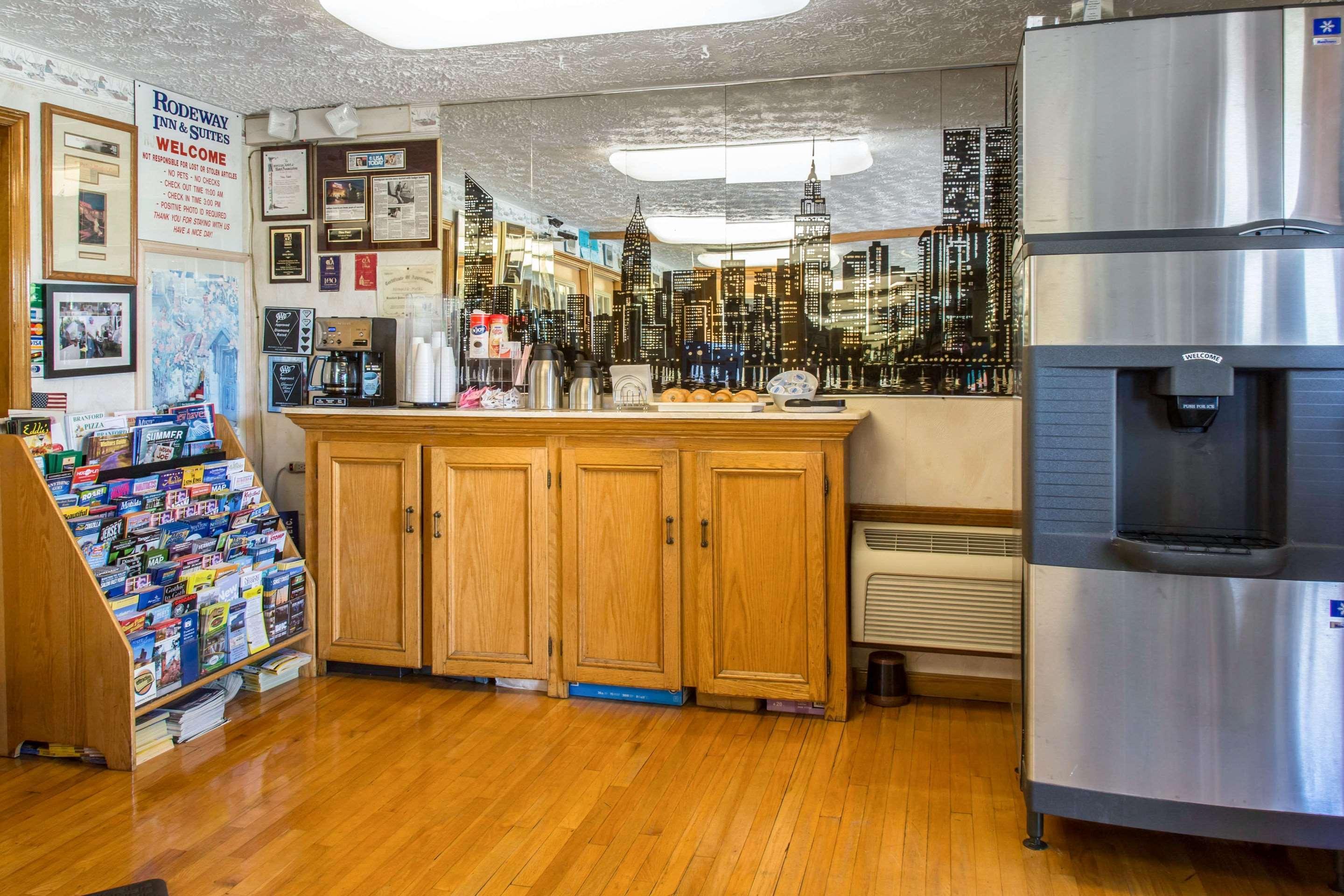 Rodeway Inn & Suites Branford - Guilford Екстериор снимка