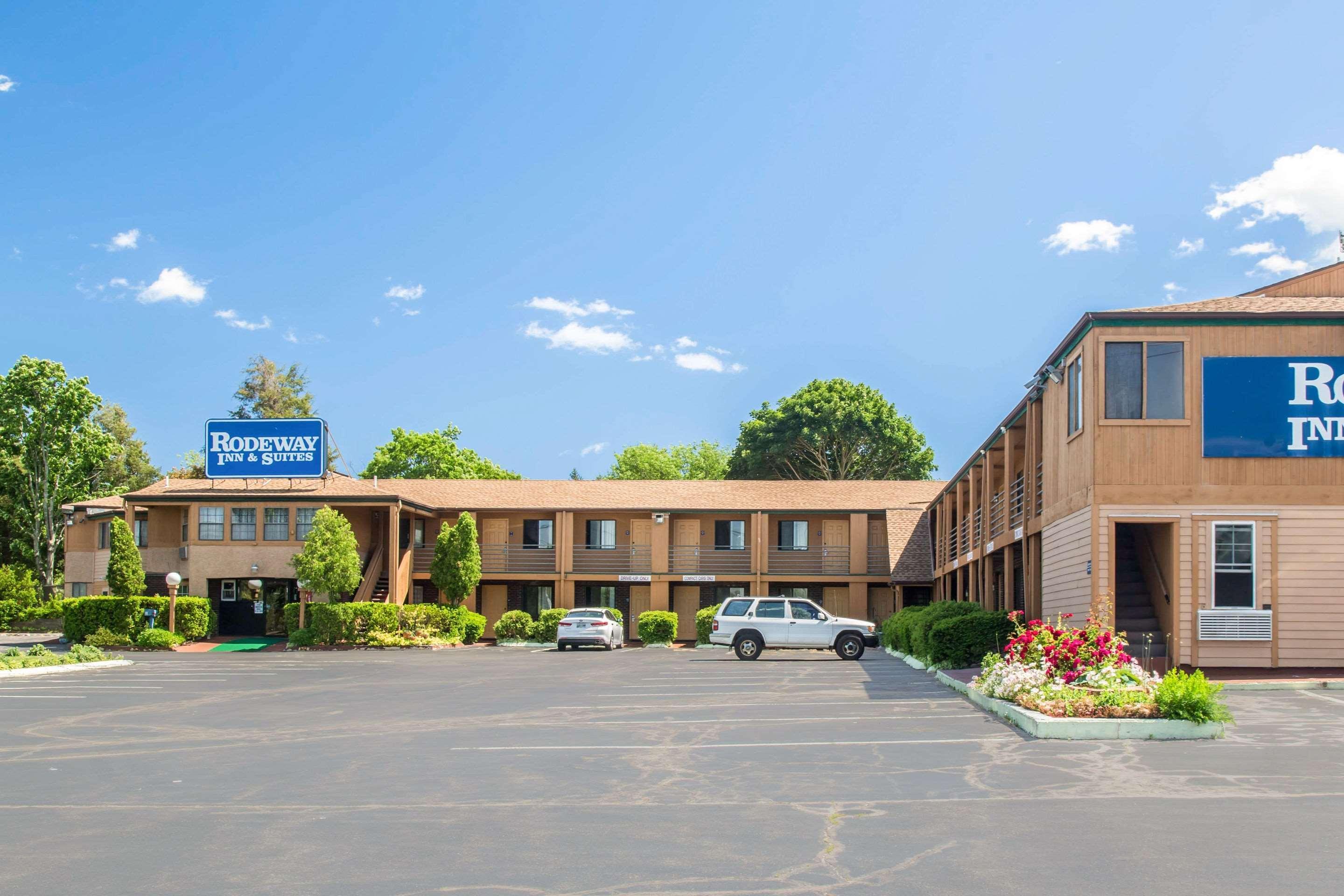 Rodeway Inn & Suites Branford - Guilford Екстериор снимка