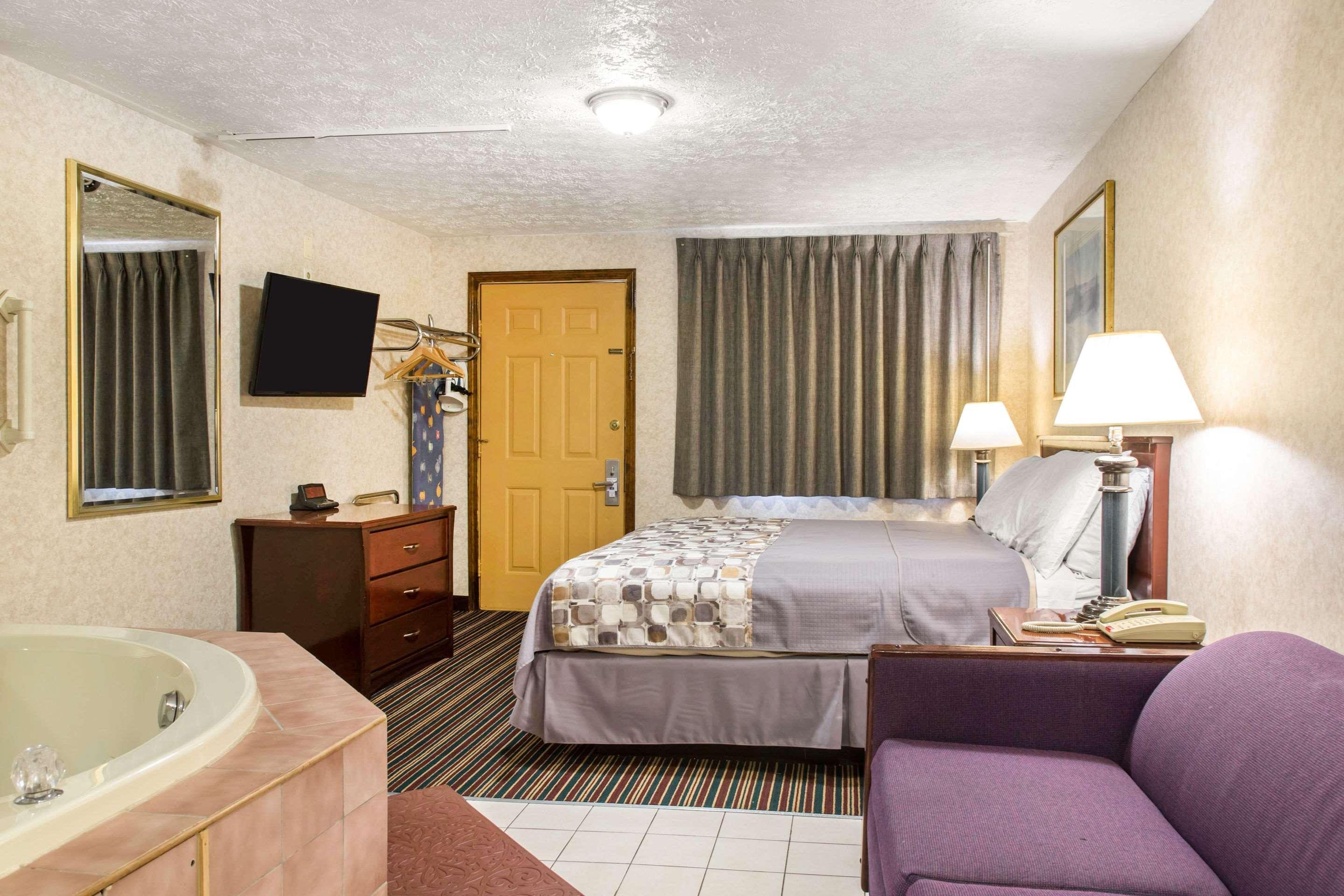 Rodeway Inn & Suites Branford - Guilford Екстериор снимка