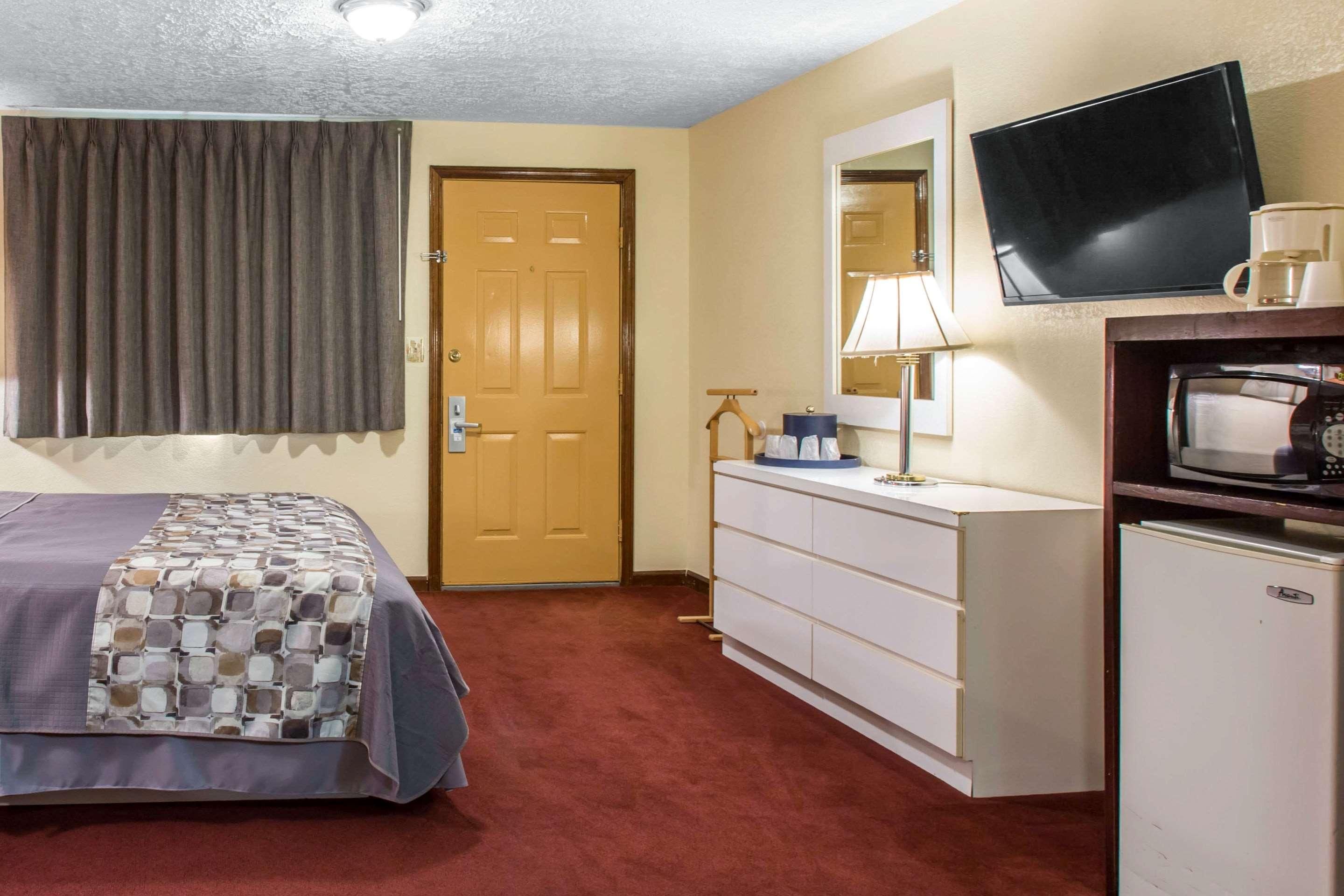 Rodeway Inn & Suites Branford - Guilford Екстериор снимка
